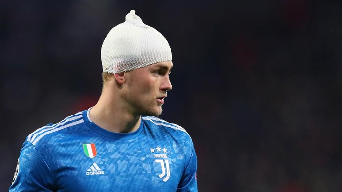 LYON, FRANCE - FEBRUARY 26: Matthijs de Ligt of Juventus wears bandage on his head during the UEFA Champions League round of 16 first leg match between Olympique Lyon and Juventus at Parc Olympique on February 26, 2020 in Lyon, France. (Photo by Catherine Ivill/Getty Images)