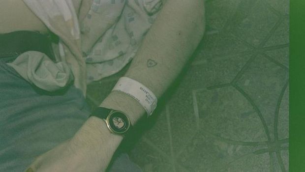Jasad Kurt Cobain kala ditemukan. Mengenakan Converse dan menembak rongga mulutnya dengan Remington 11.