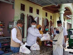 Andre Bagi Ribuan Paket Sembako Bagi Warga Terdampak Corona di Sumbar