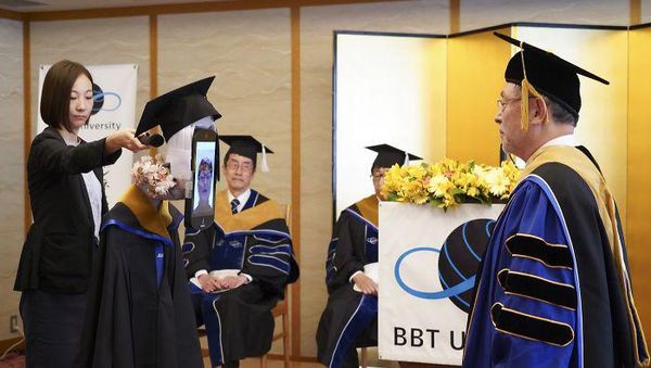 Robot Ini Gantikan Acara Kelulusan Wisuda di Jepang