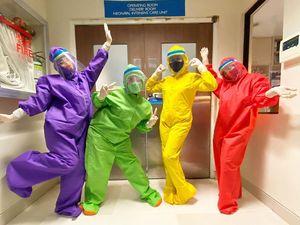 So Cute, Perawat Bikin Baju Hazmat Warna-warni ala Kostum Teletubbies