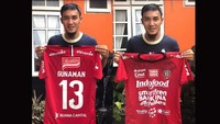 Dari pulau Dewata, bek Bali United yaitu Gunawan Dwi Cahyo melelang jerseynya. Jersey bernomor punggung 13 tersebut ditebus seharga Rp. 1.700.000,00. Instagram/Gunawan Dwi Cahyo.