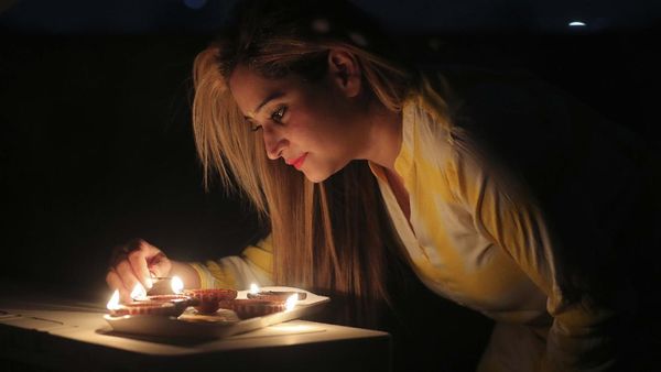 Saat Warga India Melawan Kegelapan Akibat Corona