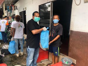 Polisi Fasilitasi Bagi Sembako di Kampung Akuarium, Imbau Warga Tetap di Rumah Polisi Fasilitasi Bagi Sembako di Kampung Akuarium, Imbau Warga Tetap di Rumah