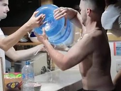 Kalah Sama Anak Kost, 3 Bule Ini Kesulitan Tuang Air Galon