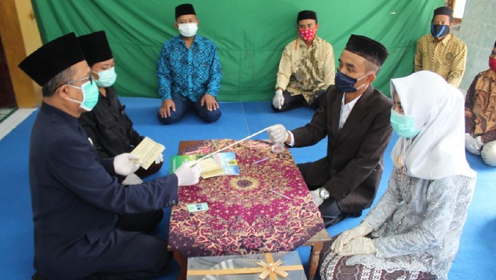 Akad Nikah Unik di Tengah Wabah Corona, Ijab Kabul Gunakan Tali Akad Nikah Unik di Tengah Wabah Corona, Ijab Kabul Gunakan Tali