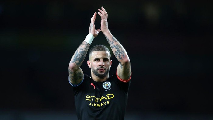 LONDON, ENGLAND - DECEMBER 15:  Kyle Walker of Man City thanks the supports during the Premier League match between Arsenal FC and Manchester City at Emirates Stadium on December 15, 2019 in London, United Kingdom. (Photo by Julian Finney/Getty Images)
