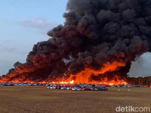 Api Hanguskan 3.500 Mobil di Bandara Florida