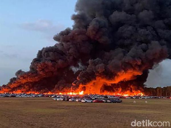 Api Hanguskan 3.500 Mobil di Bandara Florida