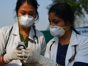 Terlalu! Dokter India Diludahi dan Dilempari Batu Saat Perangi Virus Corona