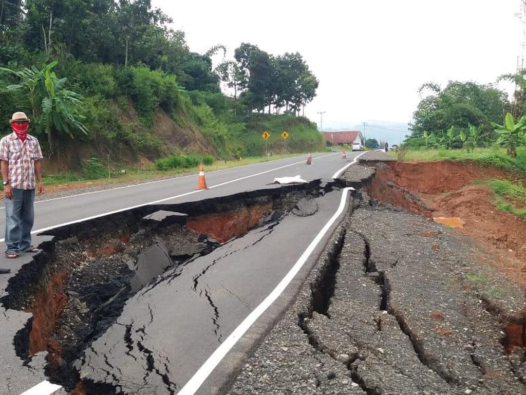Jalan Lingkar Timur Jatigede Sumedang Kembali Ambles Jalan Lingkar Timur Jatigede Sumedang Kembali Ambles