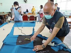 Bantu Bikin APD untuk Tenaga Medis, Sayang Siswa SMK Kekurangan Bahan Baku