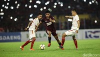 Bek sayap milik PSM Makassar dan Timnas Indonesia ini juga melelang jersey club PSM Makassar 2019 dan timnasnya sekaligus. Rifkianto Nugroho/Detikcom.