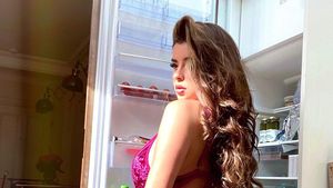 Foto: Demi Rose yang Tetap Bergaya Seksi Meski Sedang Karantina