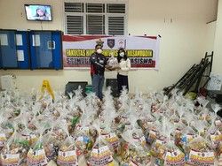 Pandemi Corona, Unhas Bagikan Ratusan Paket Sembako ke Mahasiswa