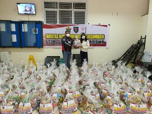 Pandemi Corona, Unhas Bagikan Ratusan Paket Sembako ke Mahasiswa Pandemi Corona, Unhas Bagikan Ratusan Paket Sembako ke Mahasiswa