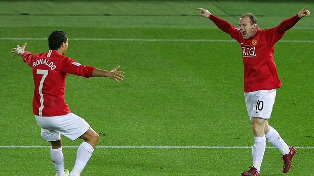 YOKOHAMA, JAPAN - DECEMBER 21:  Wayne Rooney (R) of Manchester United celebrates scoring their first goal with teammate Cristiano Ronaldo during the FIFA Club World Cup Japan 2008 final match between Manchester United and Liga de Quito at the International Stadium Yokohama on December 21, 2008 in Yokohama, Kanagawa, Japan.  (Photo by Kiyoshi Ota/Getty Images)