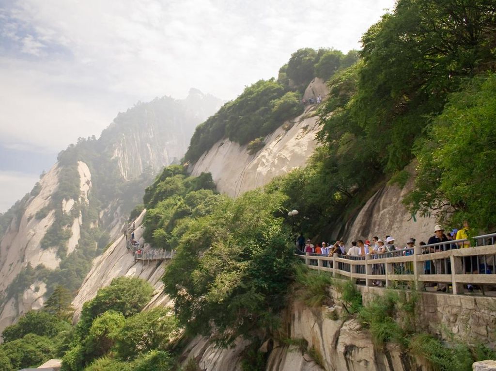 Gunung di China Langsung Diserbu 20.000 Turis Setelah Lockdown Dilonggarkan Gunung di China Langsung Diserbu 20.000 Turis Setelah Lockdown Dilonggarkan