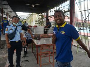 Senyum Bahagia Napi Usai Bebas Gegara Corona