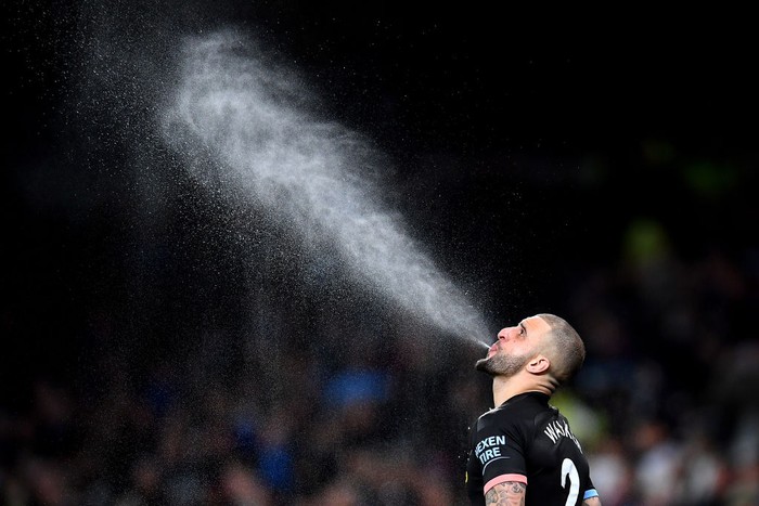 LONDON, ENGLAND - FEBRUARY 02: Kyle Walker of Manchester City spits water during the Premier League match between Tottenham Hotspur and Manchester City at Tottenham Hotspur Stadium on February 02, 2020 in London, United Kingdom. (Photo by Justin Setterfield/Getty Images)
