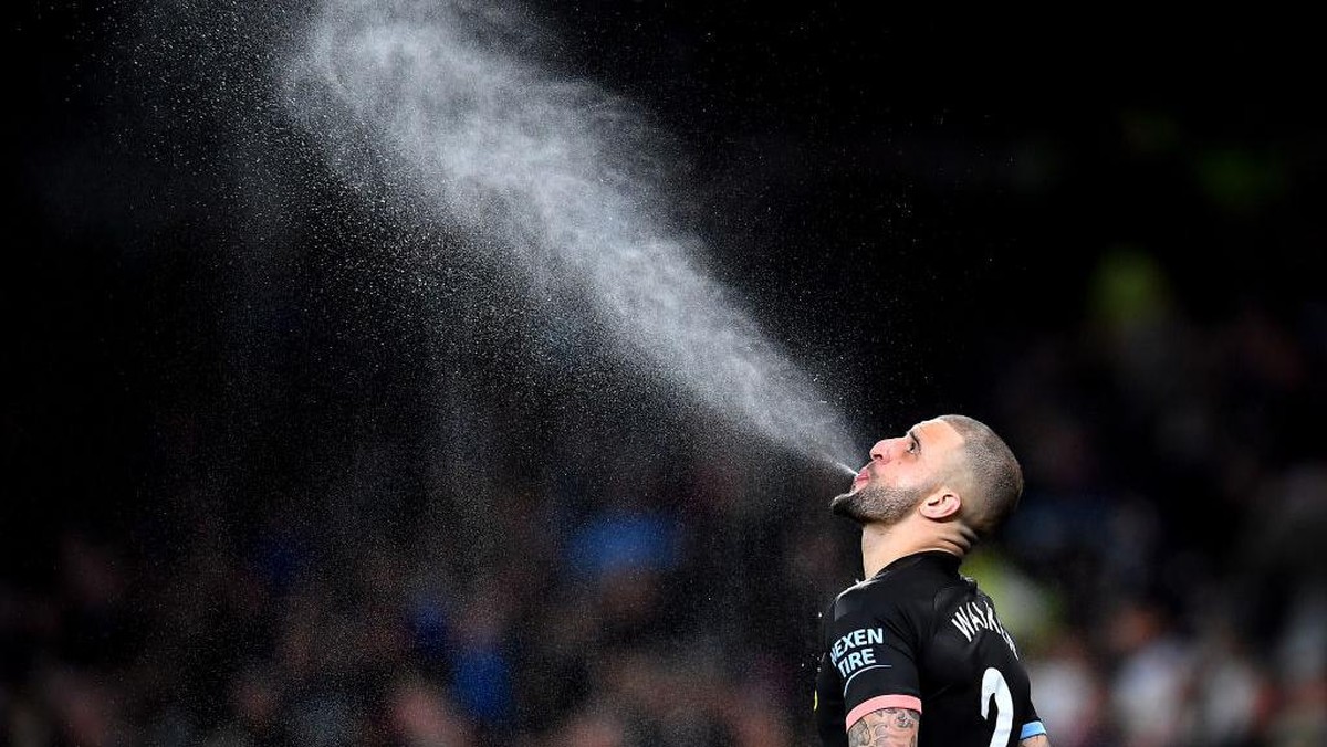 Tindakan seperti yang dilakukan pemain Manchester City, Kyle Walker, ini diusulkan dihukum FIFA. (Foto: Getty Images/Justin Setterfield)