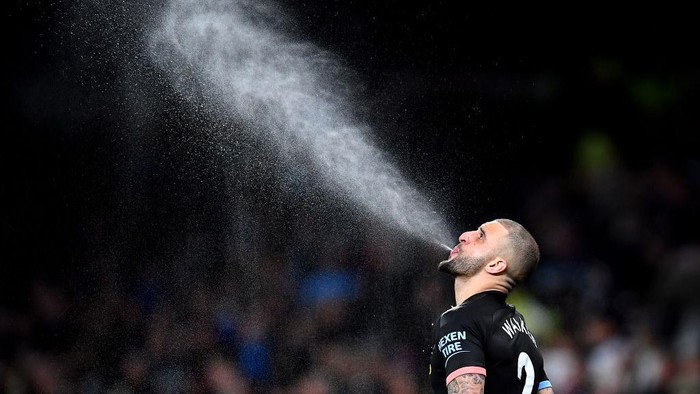LONDON, ENGLAND - FEBRUARY 02: Kyle Walker of Manchester City spits water during the Premier League match between Tottenham Hotspur and Manchester City at Tottenham Hotspur Stadium on February 02, 2020 in London, United Kingdom. (Photo by Justin Setterfield/Getty Images)