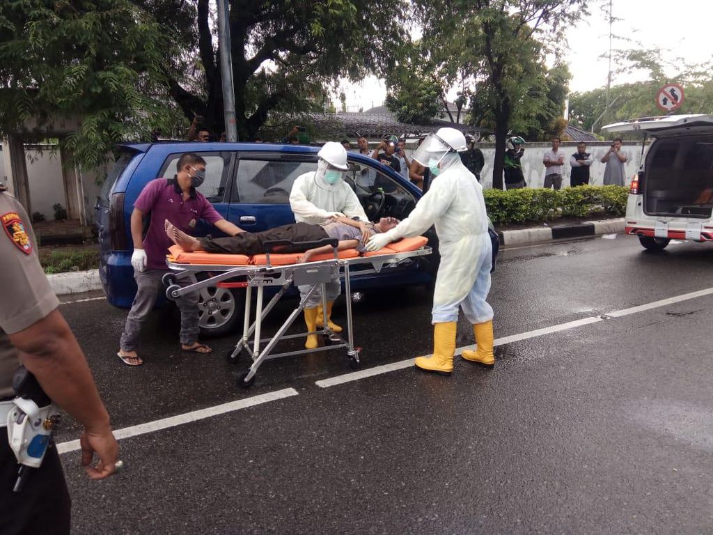 Meninggal Saat Nyetir, Warga Aceh Besar Dievakuasi Medis Berbaju Hazmat Meninggal Saat Nyetir, Warga Aceh Besar Dievakuasi Medis Berbaju Hazmat