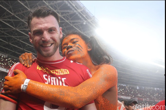 Deretan Pesepakbola Nasional Gelar Lelang Demi Lawan Corona Ditengah wabah Corona para pesepakbola dalam negeri ramai-ramai lelang jersey hingga medali juara guna bantu penanganan COVID-19. Penasaran? Yuk, lihat.