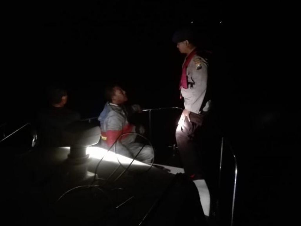 Nelayan Pasuruan Hilang Jatuh dari Kapal Saat Akan Bersandar Nelayan Pasuruan Hilang Jatuh dari Kapal Saat Akan Bersandar