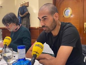 Jalan Hidup Unik Bek Cadiz: Nikah Usia 16 Tahun, Tak Punya HP dan Medsos