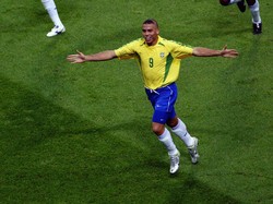 Mau Cukur Rambut Kayak Cristiano Ronaldo, Eh, Jadi Ronaldo Brasil