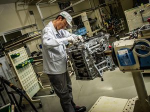 Kisah Para Takumi, Perakit Mesin Nissan GT-R Menggunakan Tangan