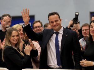 Ini PM Irlandia yang Gabung dengan Tim Medis untuk Hadapi Corona