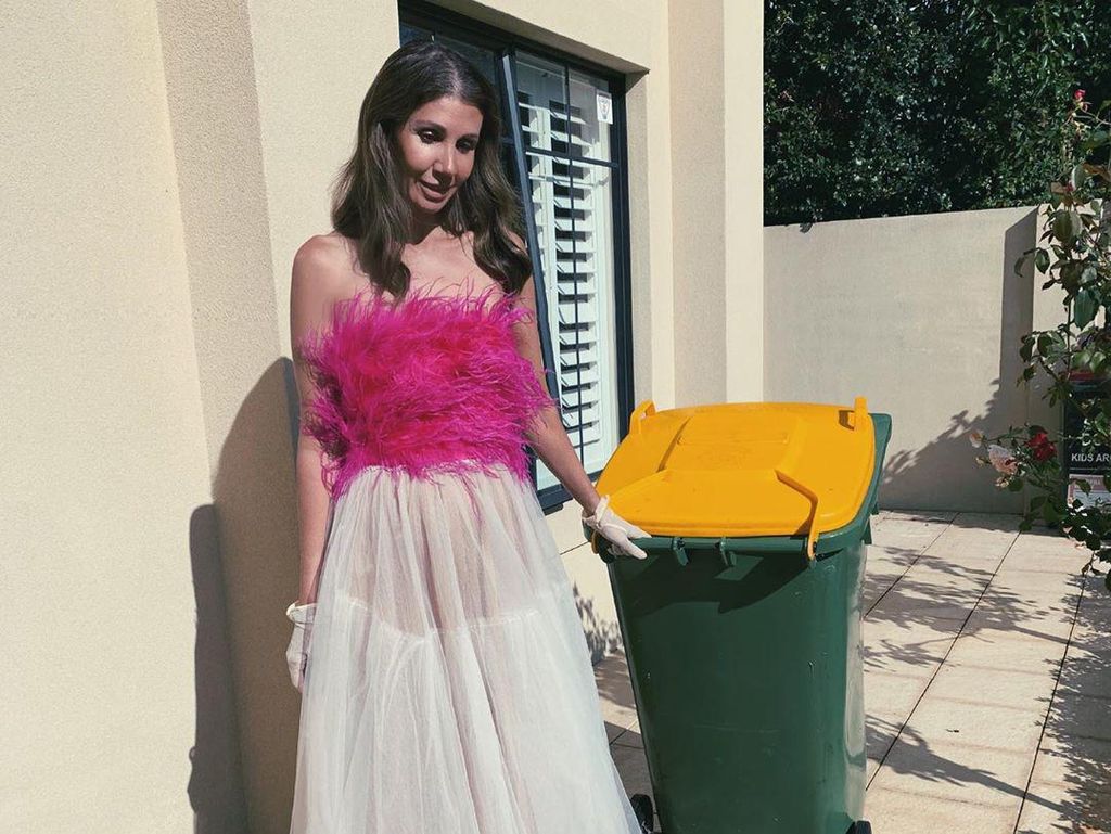 9 Gaya Isolasi Mewah Sosialita yang Pakai Baju-baju Mahal Saat Beberes Rumah 9 Gaya Isolasi Mewah Sosialita yang Pakai Baju-baju Mahal Saat Beberes Rumah