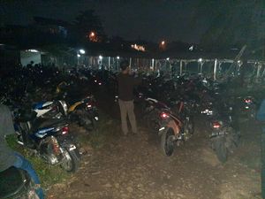 Polisi Masuk ke Kolam Pemancingan di Pondok Aren Ingatkan Bahaya Corona Polisi Masuk ke Kolam Pemancingan di Pondok Aren Ingatkan Bahaya Corona