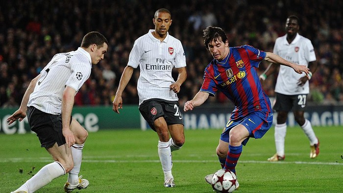 BARCELONA, SPAIN - APRIL 06:  Lionel Messi of Barcelona dribbles the ball before scoring his fourth goal during the UEFA Champions League quarter final second leg match between Barcelona and Arsenal at Camp Nou on April 6, 2010 in Barcelona, Spain.  (Photo by Jasper Juinen/Getty Images)