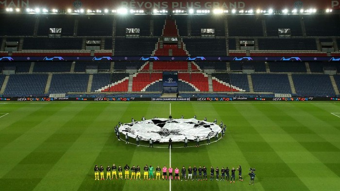 PARIS, FRANCE - MARCH 11: (FREE FOR EDITORIAL USE) In this handout image provided by UEFA, General view inside the empty stadium as the two teams line up prior to the UEFA Champions League round of 16 second leg match between Paris Saint-Germain and Borussia Dortmund at Parc des Princes on March 11, 2020 in Paris, France. The match is played behind closed doors as a precaution against the spread of COVID-19 (Coronavirus).  (Photo by UEFA - Handout/UEFA via Getty Images)