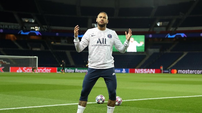PARIS, FRANCE - MARCH 11: (FREE FOR EDITORIAL USE) In this handout image provided by UEFA, Neymar of Paris Saint-Germain warms up prior to the UEFA Champions League round of 16 second leg match between Paris Saint-Germain and Borussia Dortmund at Parc des Princes on March 11, 2020 in Paris, France. The match is played behind closed doors as a precaution against the spread of COVID-19 (Coronavirus).  (Photo by UEFA - Handout/UEFA via Getty Images)