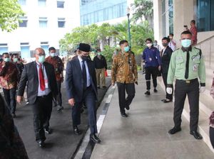 Anies Pakai Masker Kain Hitam di Rapat Paripurna Pemilihan Wagub DKI Anies Pakai Masker Kain Hitam di Rapat Paripurna Pemilihan Wagub DKI