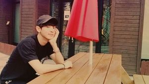 Pesona Tampan Park Chanyeol Terlihat Lewat Momen Kulinernya
