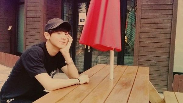 Pesona Tampan Park Chanyeol Terlihat Lewat Momen Kulinernya