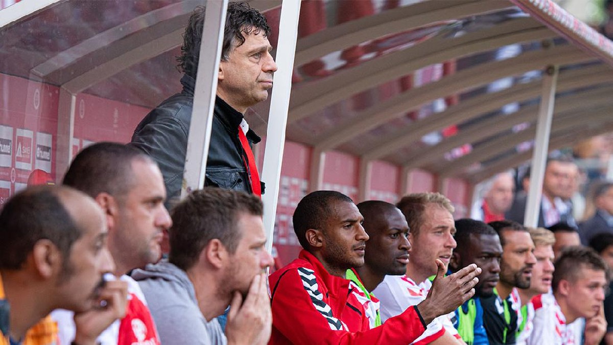 Dokter Bernard Gonzalez (berdiri) meninggal dunia karena bunuh diri usai terinfeksi virus corona. (Foto: Stade de Reims)