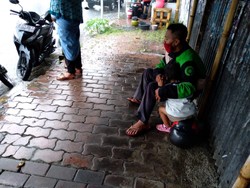 Cerita Haru Ojol di Jember Bekerja Ditemani Anaknya di Tengah Wabah Corona