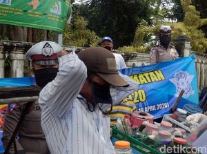 Pandemi Corona, Polisi Sukabumi Bagikan Paket Sembako-Vitamin ke Warga