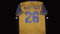 Pemain Barito Putera sekaligus Timnas Indonesia yaitu Rizky Pora juga melelang jerseynya, jersey yang digunakan saat TSC 2016 tersebut laku seharga Rp. 2.500.000,00. Instagram/Rizky Rizaldi Pora.
