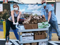 Momen Miley Cyrus Bagikan 120 Makanan ke Petugas Medis Ini Dipuji Netizen