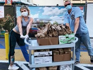 Momen Miley Cyrus Bagikan 120 Makanan ke Petugas Medis Ini Dipuji Netizen Momen Miley Cyrus Bagikan 120 Makanan ke Petugas Medis Ini Dipuji Netizen