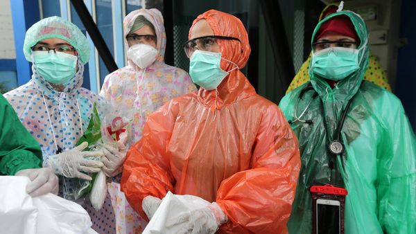 Saat Jas Hujan Plastik jadi APD Tenaga Medis
