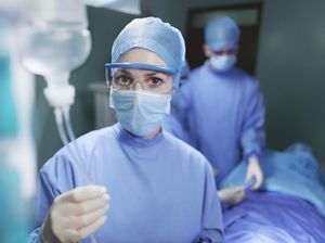 Pakai Kantong Plastik Sampah Sebagai Ganti APD, 3 Perawat Ini Positif Corona