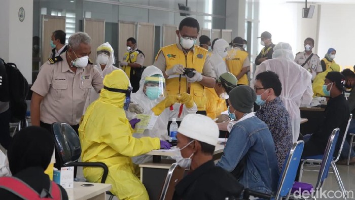 ratusan pekerja migarn rapid test di bandara juanda